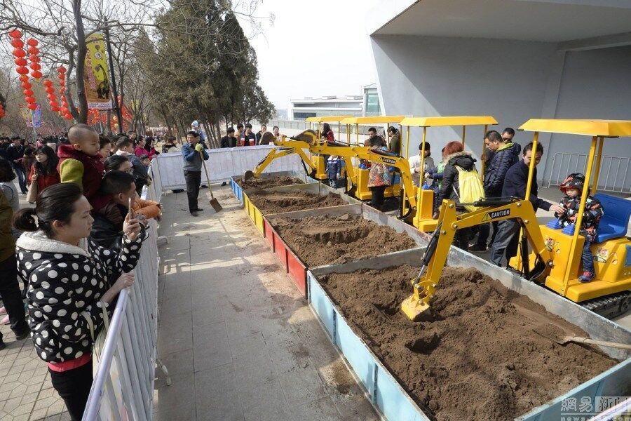 混凝土、娃娃版挖掘機(jī)、起重機(jī)